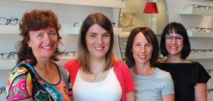 De gauche à droite : Carole Roth, optométriste et propriétaire, Jade Lefebvre, opticienne, Geneviève Brière, opticienne, et Mireille Létourneau, conseillère. Photo : courtoisie
